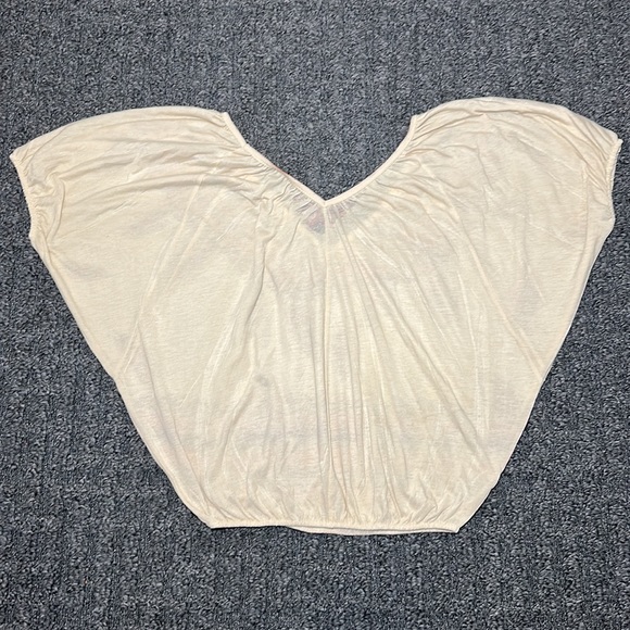 NWOT Rue21 Feather Print T-Shirt Size Medium Tan coloured - Picture 2 of 4